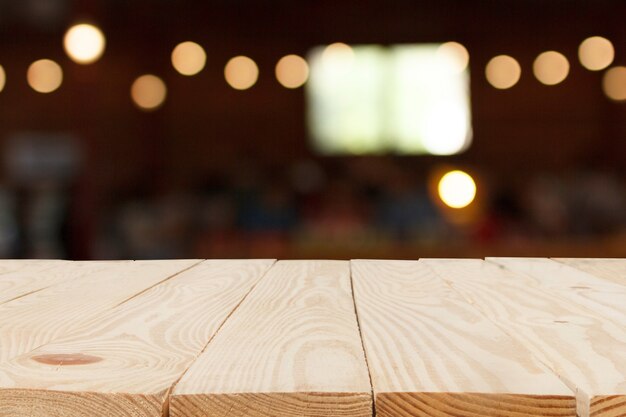 Foto mesa de madeira em frente ao fundo abstrato bokeh desfocado