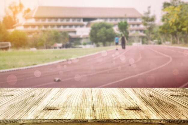 Foto mesa de madeira em fundo desfocado para exibir ou montar seus produtos