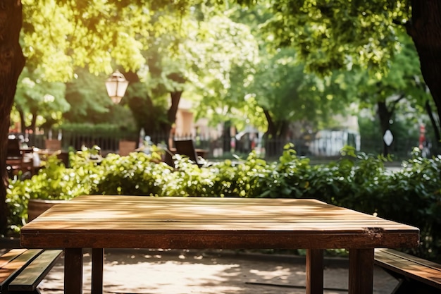 Mesa de madeira em um café ao ar livre sob as árvores