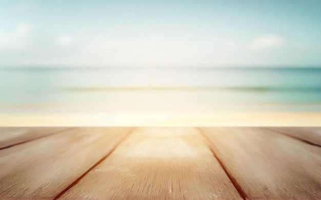 Mesa de madeira em uma praia com um céu azul ao fundo