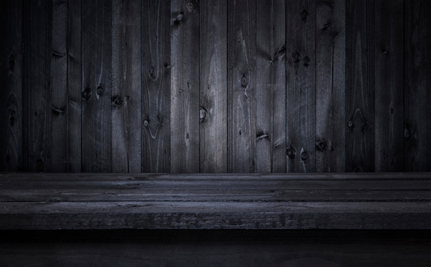 Mesa de madeira escura para montagem de exposição de produto