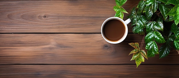 Mesa de madeira marrom ao ar livre com uma xícara de café e planta