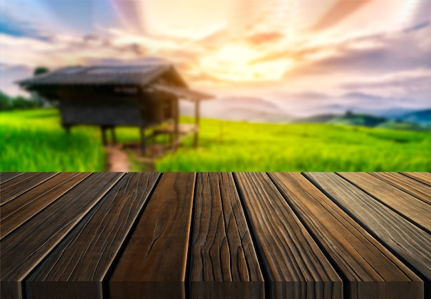 Foto mesa de madeira marrom em fazenda de verão verde com espaço de cópia vazio na mesa para maquete de exibição de produto