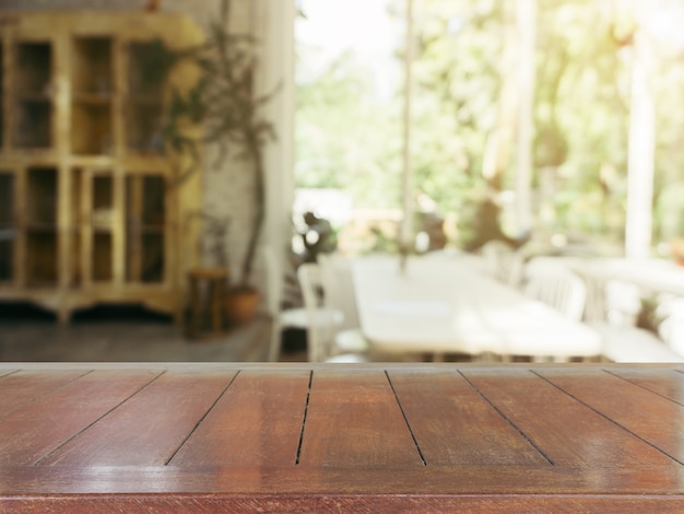 Foto mesa de madeira mesa vazia em frente ao fundo desfocado