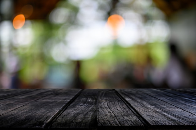 mesa de madeira na natureza bokeh