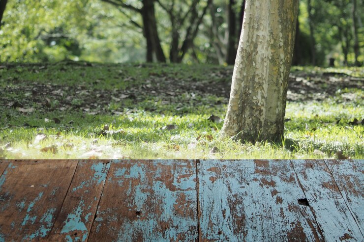 Foto mesa de madeira no fundo do parque