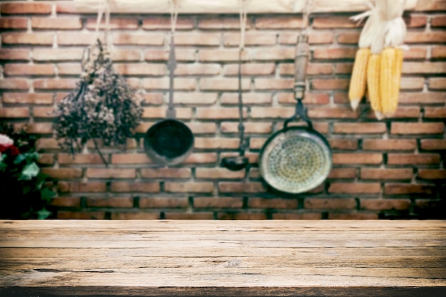 Foto mesa de madeira no fundo dos utensílios de cozinha vintage.