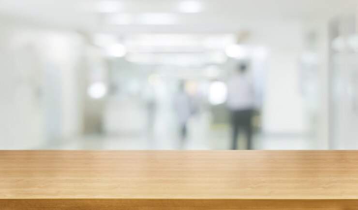 Foto mesa de madeira no interior de um hospital moderno com espaço de cópia vazio na mesa para maquete de exposição
