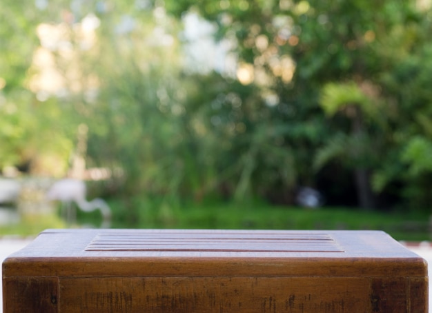 Mesa de madeira no jardim