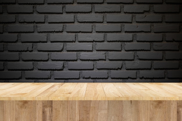 Foto mesa de madeira para produto de exibição e parede de tijolo