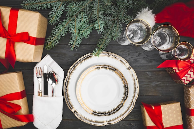 Mesa de madeira preta com configuração de mesa de Natal elegante