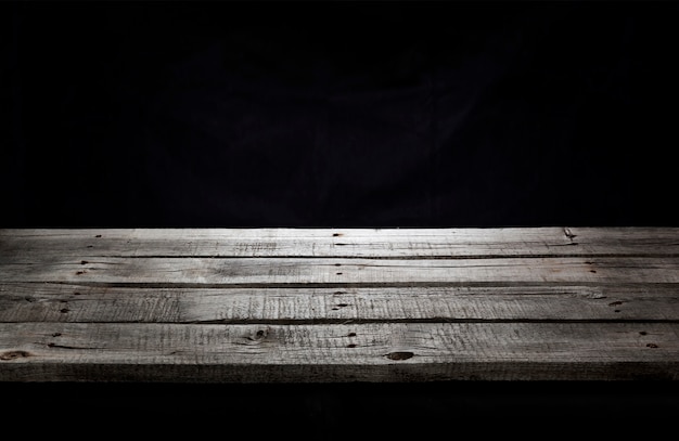 Mesa de madeira preta para apresentação do produto, fundo escuro