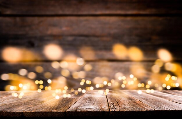 Mesa de madeira rústica vazia com luzes brilhantes borradas fundo luzes de Natal em mesa de madeira vazia papel de parede de férias de Natal