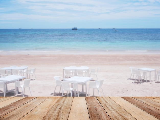 Mesa de madeira sobre café ao ar livre na praia de verão