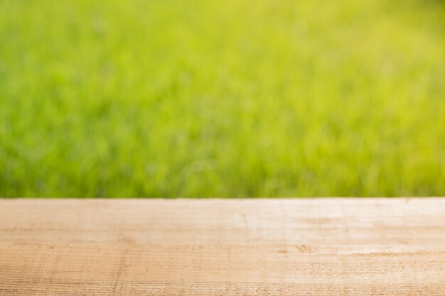 Mesa de madeira sobre fundo verde, para exibir seus produtos