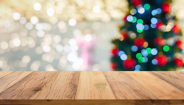 Mesa de madeira vazia com árvore de Natal desfocada com fundo claro bokeh para maquete