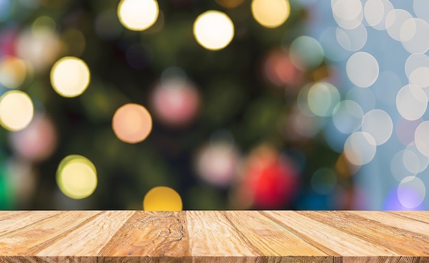 Mesa de madeira vazia com árvore de Natal desfocada com fundo claro bokeh para maquete