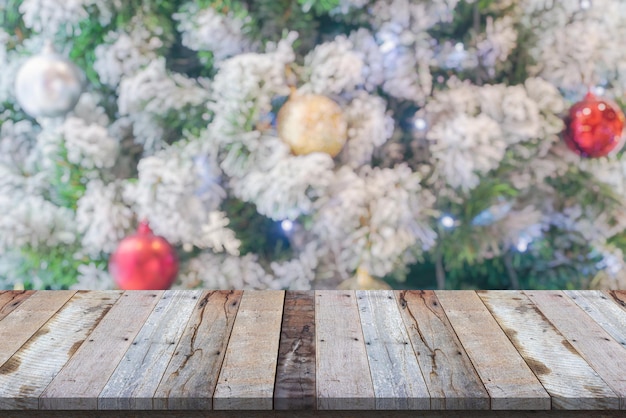 Mesa de madeira vazia com árvore de Natal desfocada com fundo claro bokeh