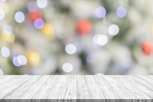 Mesa de madeira vazia com árvore de Natal desfocada com fundo claro bokeh