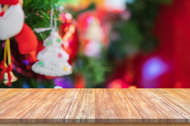 Mesa de madeira vazia com árvore de Natal desfocada com fundo claro bokeh