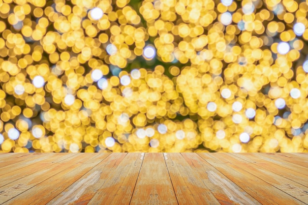 Mesa de madeira vazia com árvore de Natal desfocada com fundo claro bokeh