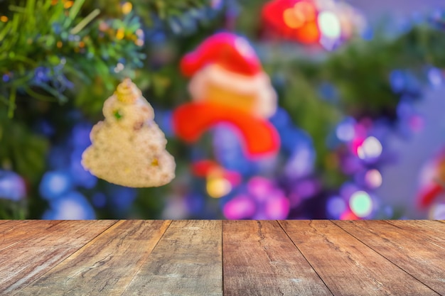 Mesa de madeira vazia com árvore de Natal desfocada com fundo claro bokeh