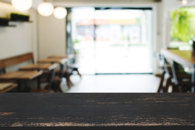 Mesa de madeira vazia com café borrado, fundo de exibição de montagem de produto.