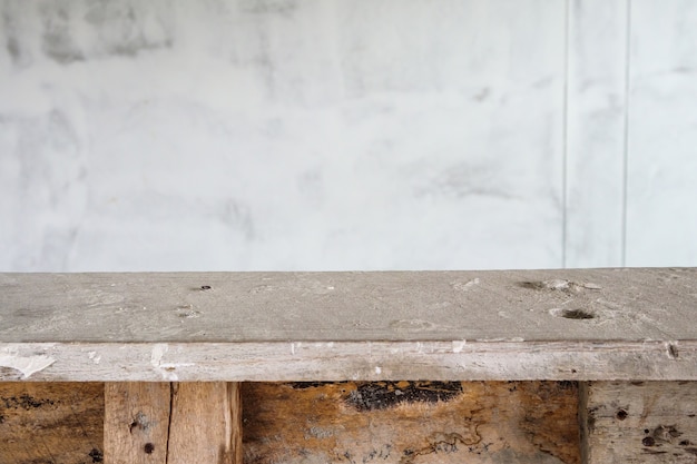 Mesa de madeira vazia com fundo de parede branco