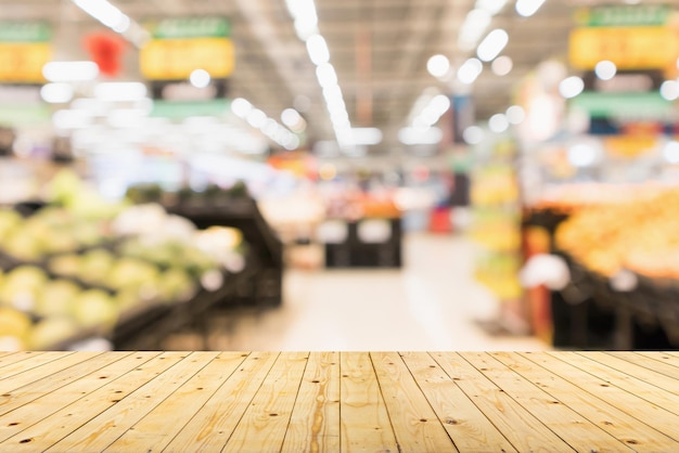 Mesa de madeira vazia com fundo desfocado de supermercado para exibição de produtos