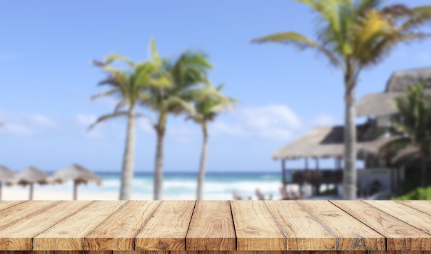 Mesa de madeira vazia com palmeiras na praia no fundo