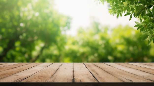 Mesa de madeira vazia e árvore verde turva e vegetais em fazendas agrícolas