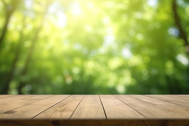 Mesa de madeira vazia e fundo desfocado da floresta com modelo de exibição de produto de luz solar