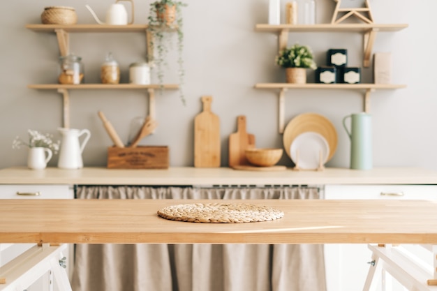 Mesa de madeira vazia em cozinha moderna