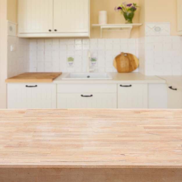Mesa de madeira vazia em uma cozinha leve e moderna