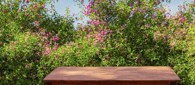 Mesa de madeira vazia na natureza, jardim verde ao ar livre, pódio de colocação de produtos, renderização 3d