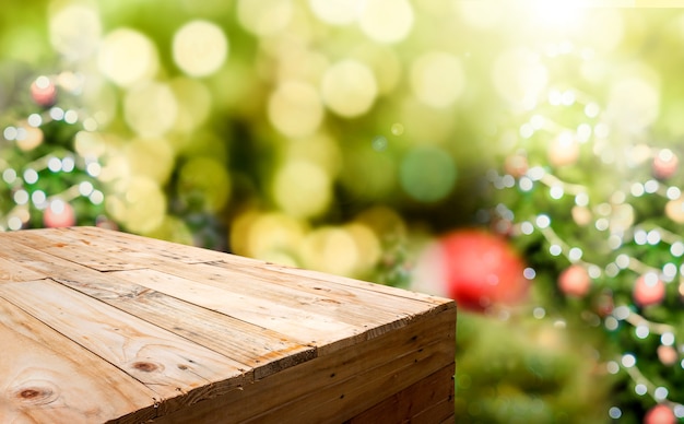 Mesa de madeira vazia no fundo da árvore de natal com luz bokeh