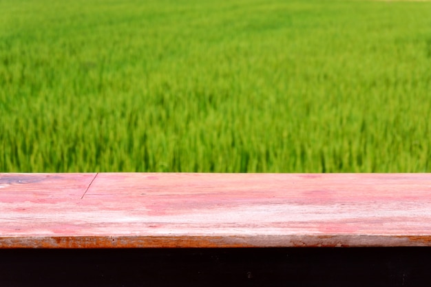 Mesa de madeira vazia nos campos de arroz
