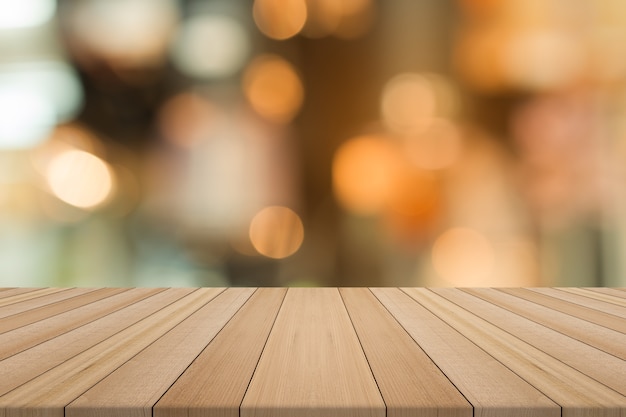 Foto mesa de madeira vazia sobre fundo desfocado, para montar seus produtos