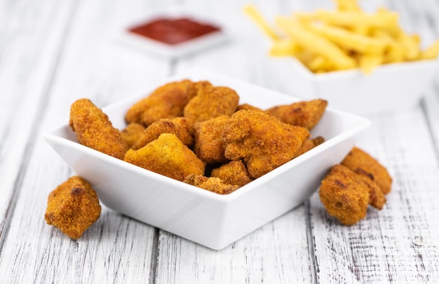 Mesa de madeira vintage com nuggets de frango feitos na hora