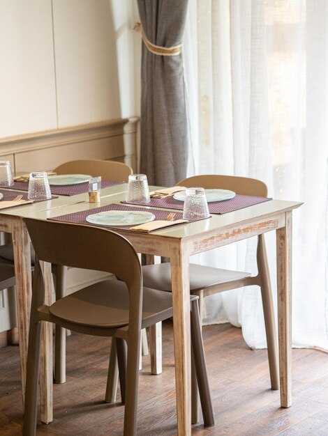 Foto mesa de madera in einem eleganten restaurant