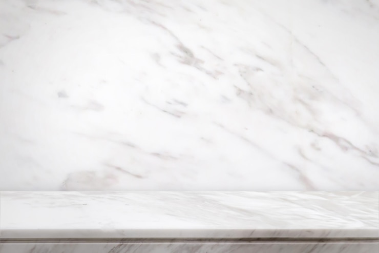 Foto mesa de mármore branco com fundo de textura natural da parede para modelo de exibição de produtos