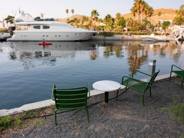 Mesa de mármore vazia em frente ao fundo da marina