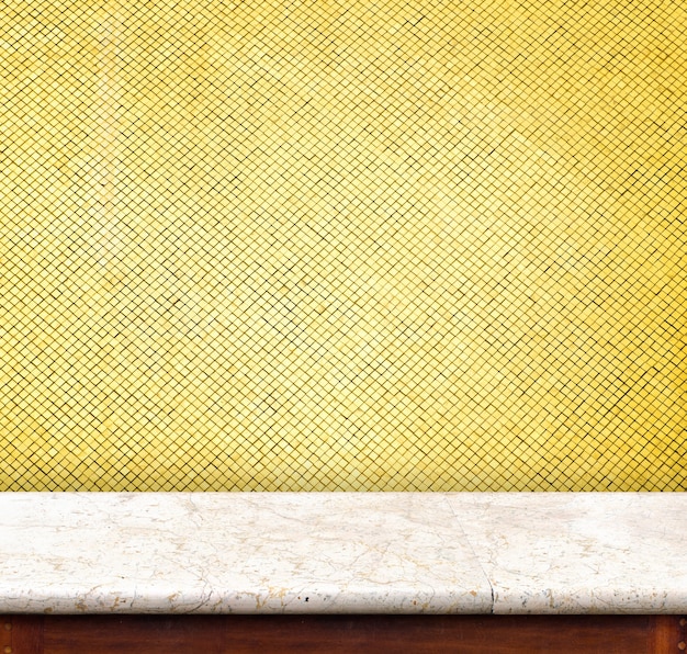 Mesa de mármore vazia na parede de azulejos de mosaico dourado, modelo mapeado para exibição do seu produto