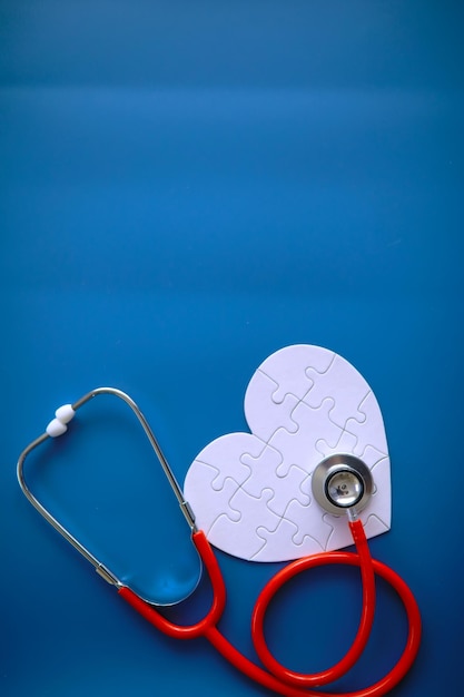 Foto mesa de médicos no escritório da clínica estetoscópio quebra-cabeça prescrições cardíacas na mesa