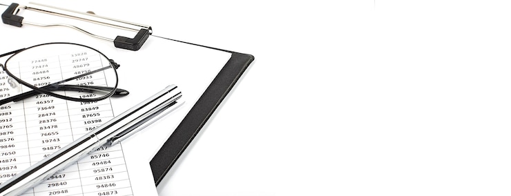 Foto mesa de mesa de escritório branca moderna com gráfico de análise, óculos e caneta vista superior com espaço de cópia. conceito de mesa de mesa de escritório.