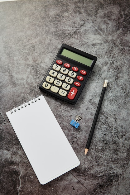 Mesa de mesa de escritório com calculadora com caderno em branco