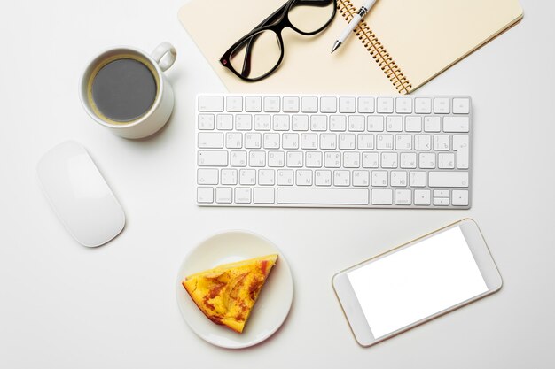 Mesa de mesa de escritório com computador, suprimentos, xícara de café