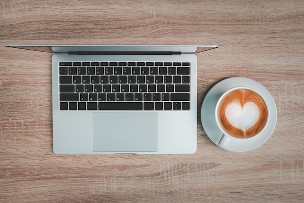 Mesa de mesa de escritório com laptop e xícara de café.