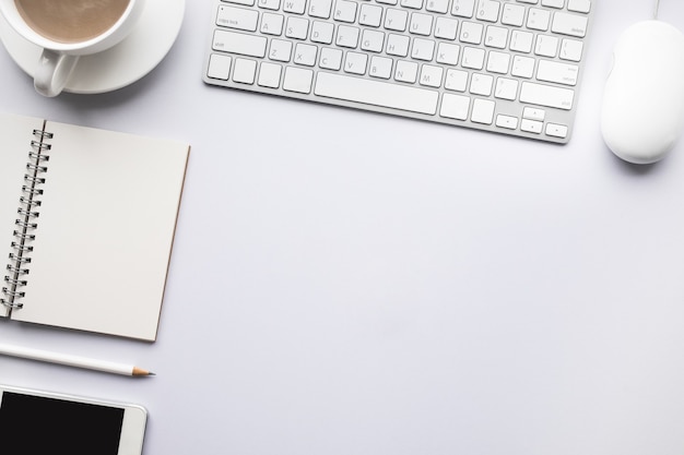 Mesa de mesa de escritório moderno de vista superior com espaço de cópia em background.flat lay design branco.