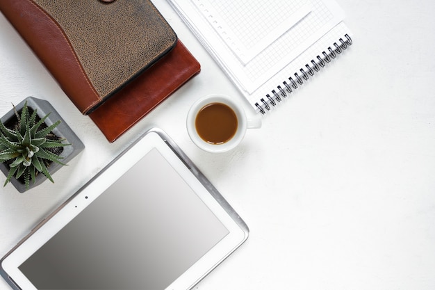 Mesa de mesa de escritório vista superior. espaço de trabalho com a área de transferência em branco, teclado, material de escritório, lápis, folha verde